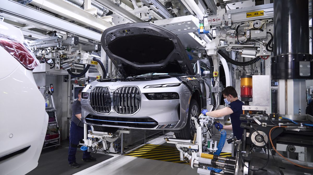 BMW vyrobilo už dva miliony limuzín řady 7. Sedm generací přivezlo inovace i kontroverze